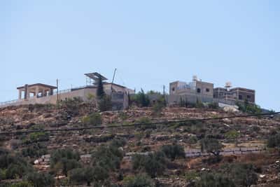 Image for Israel sends troops into West Bank homes besieged by Jewish settlers