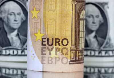 Image for U.S. dollar gains sharply across the board as recession fears mount