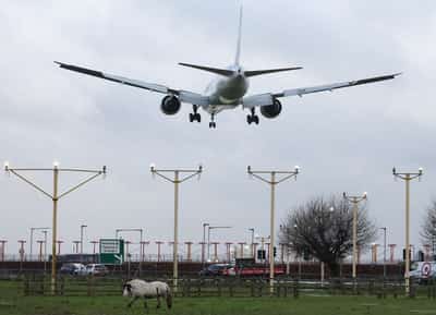 Image for UK government considering two proposals for Heathrow third runway