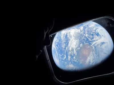 Image for Artemis crew reaches the moon, approaches record-breaking distance from Earth