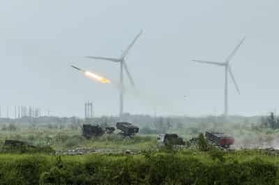 Image for Taiwan simulates destroying an invading Chinese force in coastal drill