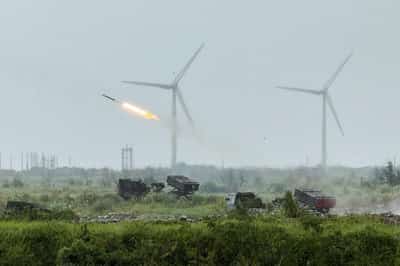 Image for Taiwan simulates destroying an invading Chinese force in coastal drill