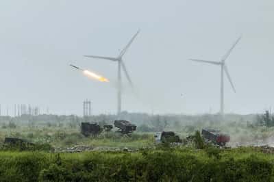 Image for Taiwan simulates destroying an invading Chinese force in coastal drill