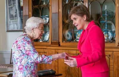 Image for Queen Elizabeth meets Sturgeon after new push for independence vote