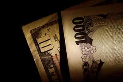 Image for Dollar dips to end trading week but set for weekly gain