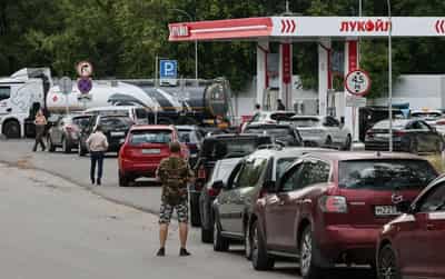 Image for Frustrated Moscow drivers face long queues to refill as fuel shortages return