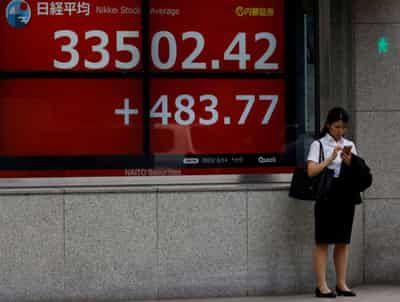 Image for World stocks rally, Nikkei closes at 33-year peak