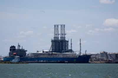 Image for Tired of chaos, investors retreat from oil market at record pace