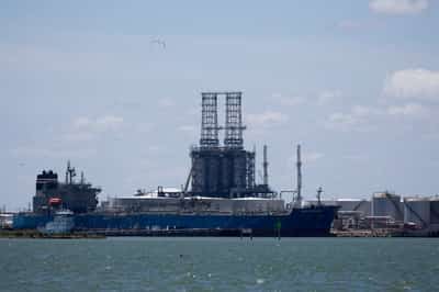 Image for Tired of chaos, investors retreat from oil market at record pace