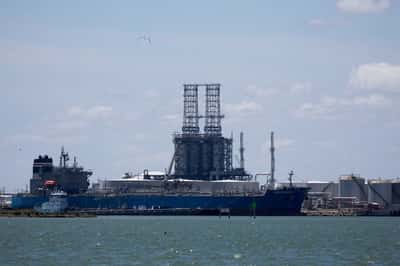 Image for Tired of chaos, investors retreat from oil market at record pace