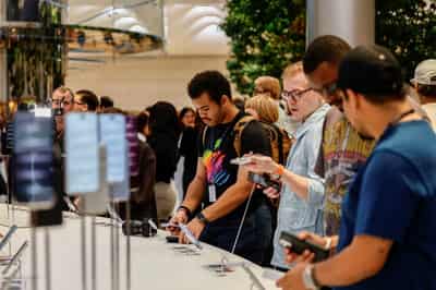 Image for Global smartphone shipments record worst third quarter in 14 years amid memory shortage