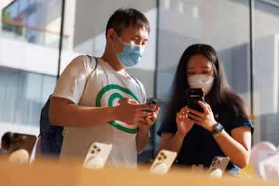 Image for Chinese consumers cheer Apple’s iPhone 15, others prefer Huawei