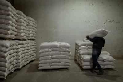 Image for Greece to raise monthly minimum wage by 6.4% to 830 euros