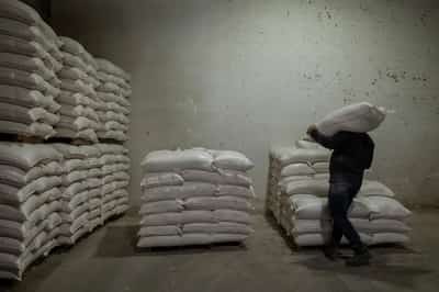 Image for Greece to raise monthly minimum wage by 6.4% to 830 euros