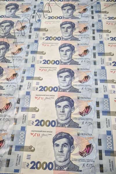 Image for Ukraine unveils new 2,000 hryvnia bill as war drives demand for cash