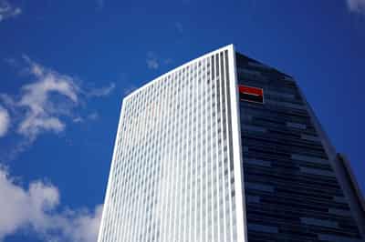 Image for French authorities search SocGen's offices in fiscal fraud probe, Le Monde reports