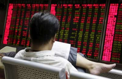 Image for Asian shares pause for US jobs, oil extends gains on Mideast risk