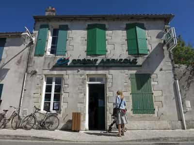 Image for French bank Credit Agricole to buy 50% of GAC’s leasing unit