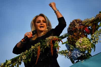 Image for Singer Bonnie Tyler recuperating after emergency surgery in Portugal