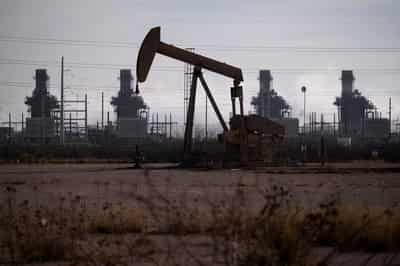 Image for Oil settles lower as traders gauge Middle East tensions