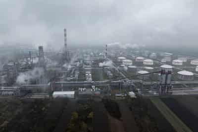 Image for Hungary's MOL offered up to 1 billion euros for Serbia's NIS oil firm, Vucic says