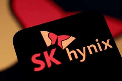 Image for SK Hynix considering 0.5% fee payout in ADR offering, Bloomberg News reports