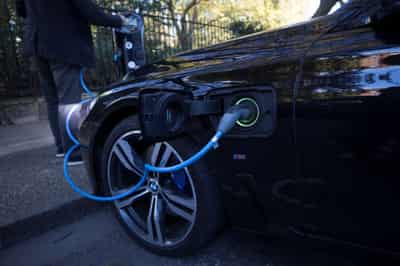 Image for UK in talks with 6 firms about building gigafactories for EV batteries &#8211; FT