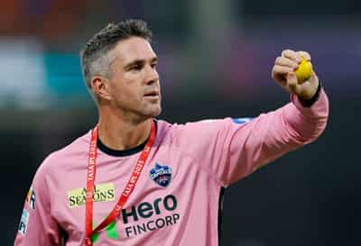 Image for Cricket-Pietersen backs Bethell to remain in India for IPL despite Cook's criticism