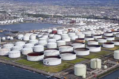 Image for Oil slumps 5% on recession worries, strong U.S. dollar