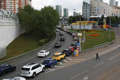 Image for Moscow's fuel stations limit sales amid shortages