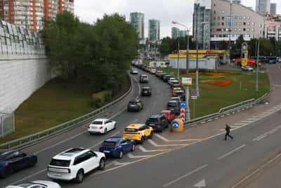 Image for Moscow's fuel stations limit sales amid shortages
