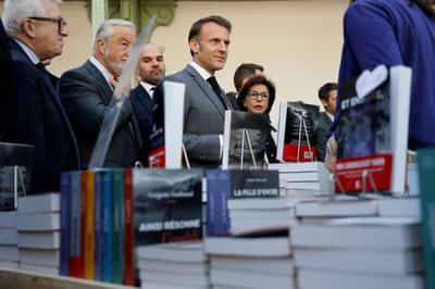 Image for Macron invites international scientists to come work in France