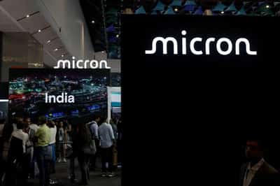 Image for US chip stocks extend slide as China memory report, AI spending jitters hit sector
