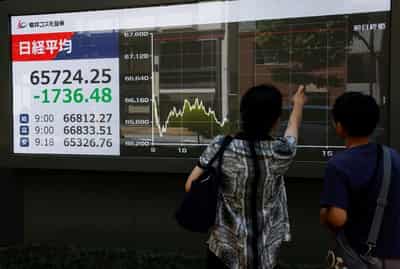 Image for Shares dip with pressure from technology, yields and oil fall