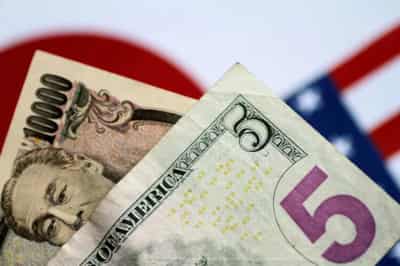 Image for Yen bid, bitcoin battered as Ukraine fears leave traders nervous