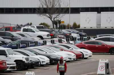 Image for Two lawmakers ask U.S. regulator about Tesla crashes, safety probes
