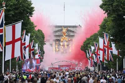 Image for Soccer-Thousands gather to watch England women mark Euro win with London parade