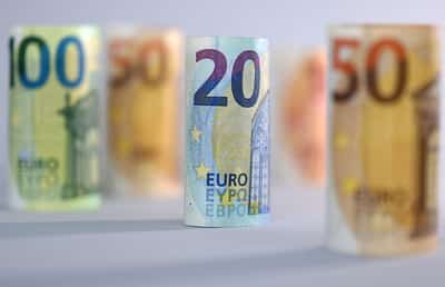 Image for Euro fails to nab big market share from dollar despite erratic US policy, report shows