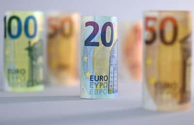 Image for Euro fails to nab big market share from dollar despite erratic US policy, report shows