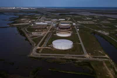 Image for Oil slumps 5% to five-week low amid US debt default fears