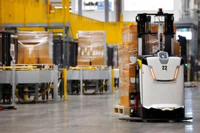 Image for Analysis-Retailers turn to robots in cost inflation fight