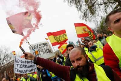 Image for Spanish ruling coalition proposes windfall tax on utilities and banks