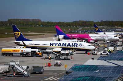 Image for Analysis-As Iran war drags on, airlines pull back on fuel hedges and warn on fares