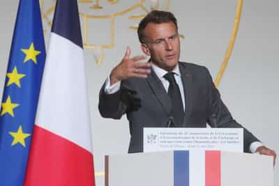 Image for France's Macron to announce €1.5 billion for quantum computing, advanced microchips