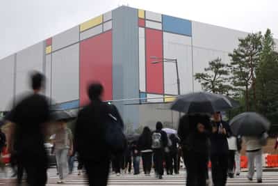 Image for Samsung workers approve pay deal, shares surge