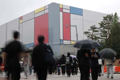 Image for Samsung workers approve pay deal, shares surge