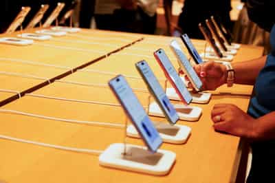 Image for Apple holds down new iPhone prices amid threats of Trump tariffs