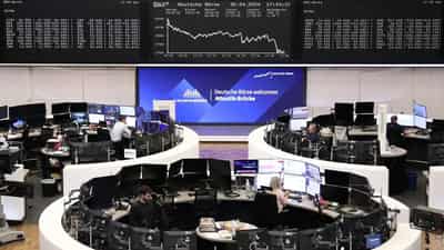 Image for European shares struggle for direction in earnings tide, Fed decision