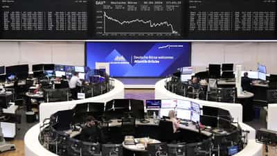 Image for European shares struggle for direction in earnings tide, Fed decision