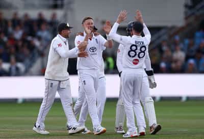 Image for Cricket-England rout Pakistan to go one up in test series